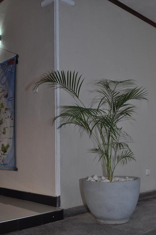 Guest Ryan Hotel Katunayaka Екстериор снимка