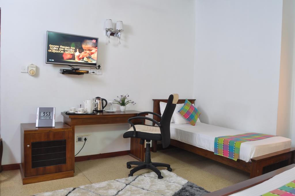 Guest Ryan Hotel Katunayaka Екстериор снимка